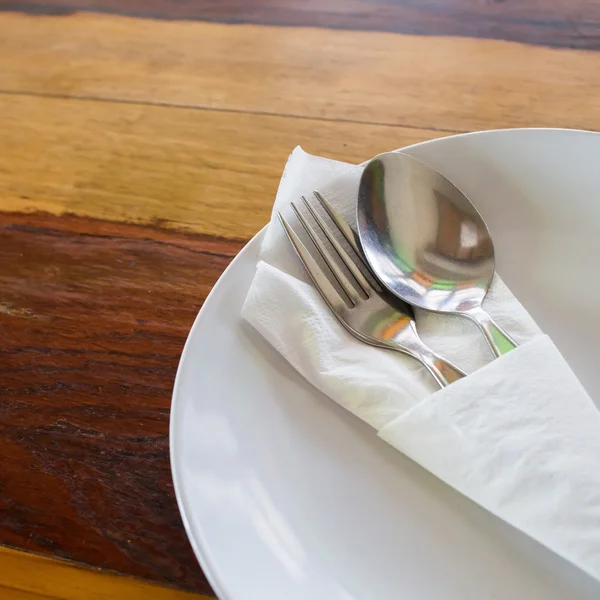 Cuchara y tenedor en el plato blanco — Foto de Stock