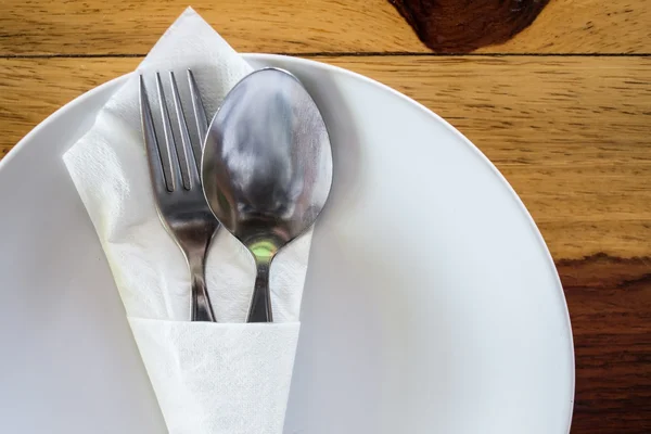 Sked och gaffel i den vita plattan — Stockfoto