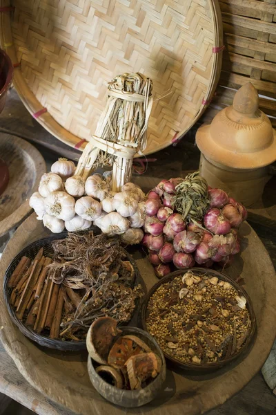 スパイスとニンニク タイ様式の伝統的なキッチン — ストック写真