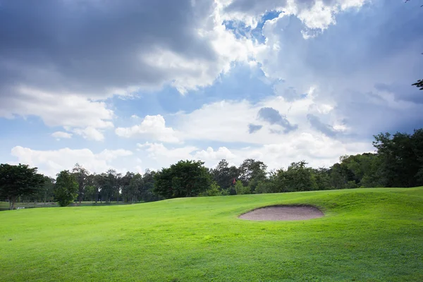 Campo de golf con búnker de arena y hierba verde —  Fotos de Stock