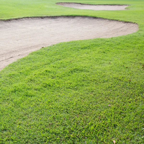 Bunker de areia e grama verde do campo de golfe — Fotografia de Stock