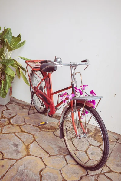 Klassieke oude fiets versierd met roze bloem — Stockfoto