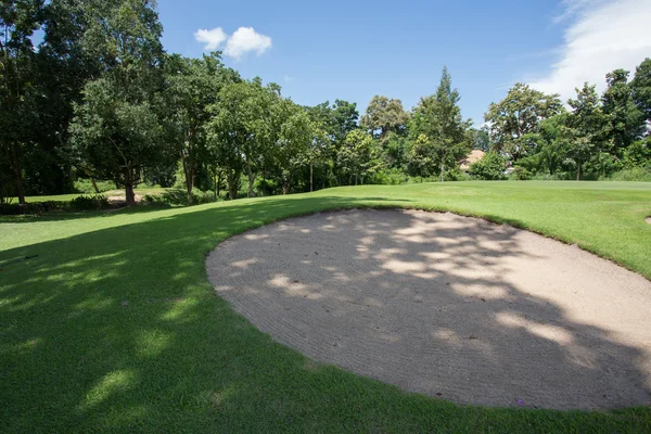 Campo da golf con bunker di sabbia ed erba verde — Foto Stock