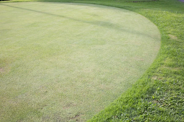 Зеленая трава поле для гольфа, спортивный фон — стоковое фото