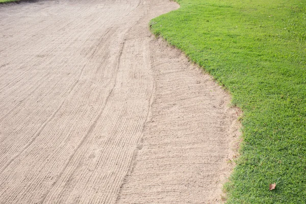 Bunker ve golf sahasının yeşil çim kum — Stok fotoğraf