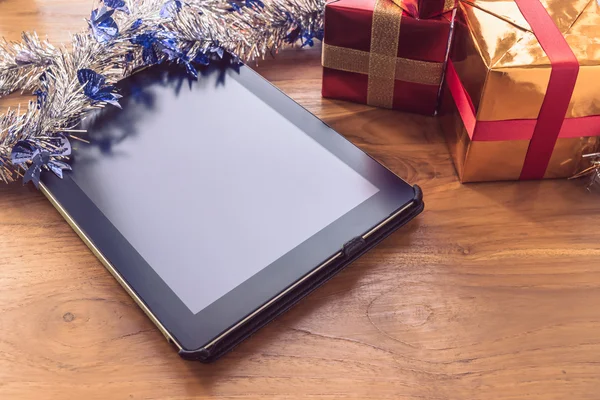 Tablet preto em madeira de mesa com decoração de Natal — Fotografia de Stock