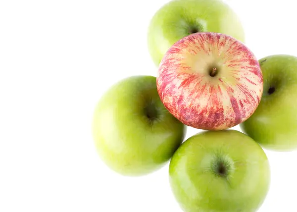 Apfelfrüchte isoliert auf weißem Hintergrund — Stockfoto