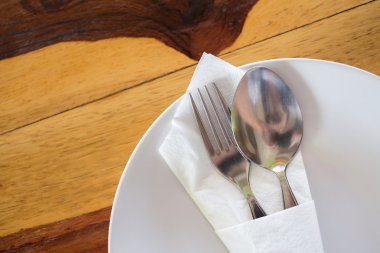 kaşık ve çatal beyaz plaka