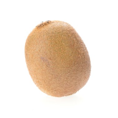 Beyaz arkaplanda yalıtılmış Kivi meyvesi