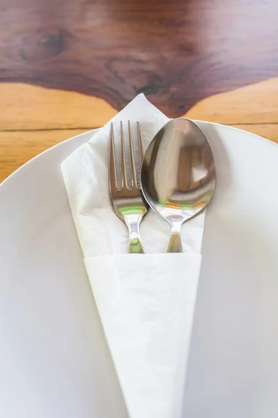 Löffel und Gabel im weißen Teller — Stockfoto