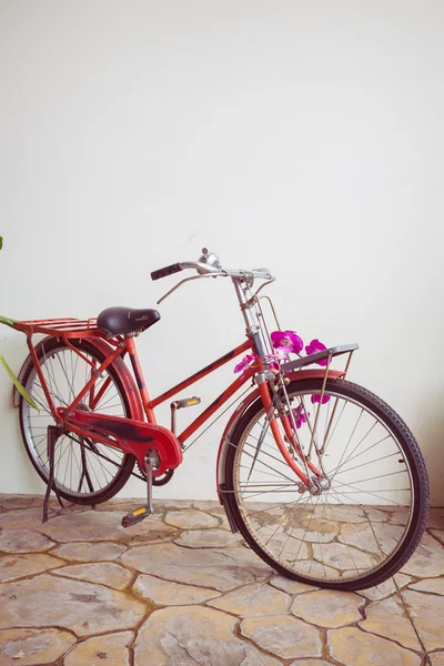 Bicicleta velha clássica decorada com flor rosa — Fotografia de Stock