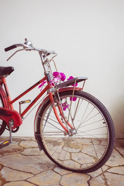 Bicicleta velha clássica decorada com flor rosa — Fotografia de Stock