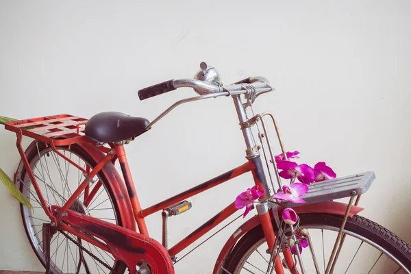 Klassieke oude fiets versierd met roze bloem — Stockfoto