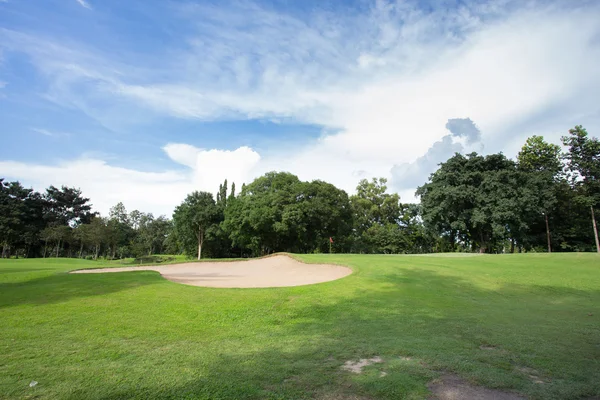 Pole golfowe z piasku bunkier i trawa zielona — Zdjęcie stockowe