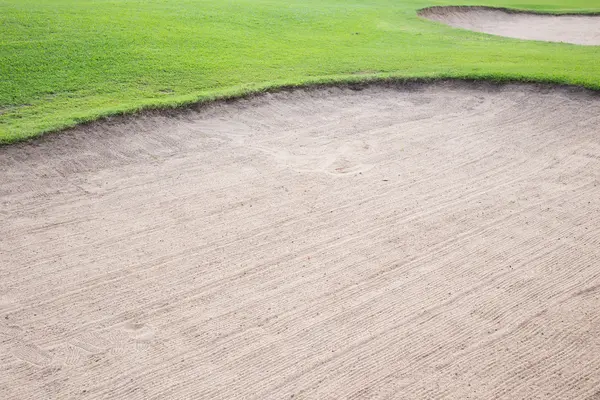 Bunker de areia e grama verde do campo de golfe — Fotografia de Stock