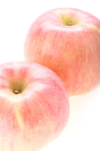 Яблочный фудзи на белом фоне — стоковое фото