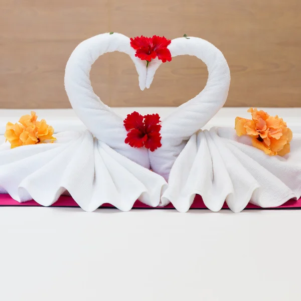 White swans made from towels on bed in the hotel — Stock Photo, Image