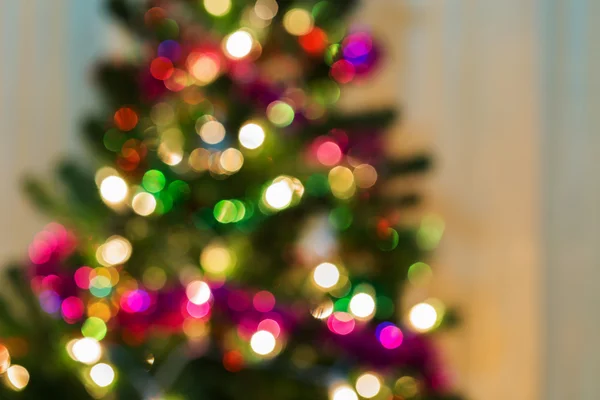 Christmas light on tree, abstract defocused background — Stock Photo, Image