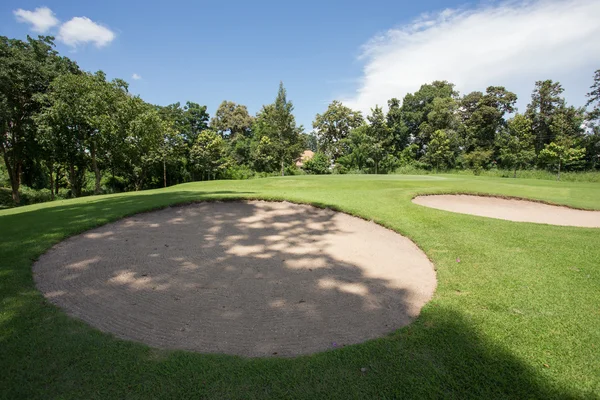 Golfové hřiště s pískem bunkru a zelené trávy — Stock fotografie