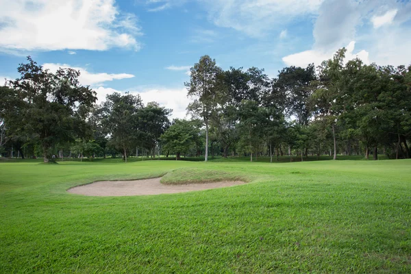 Campo de golfe com bunker de areia e grama verde — Fotografia de Stock