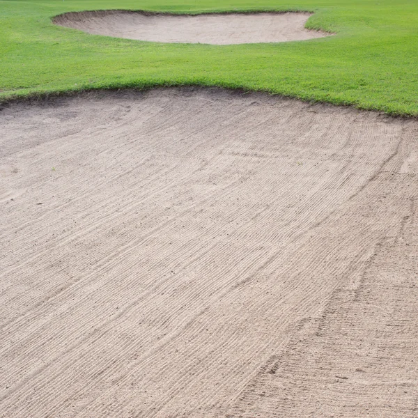 Bunker de areia e grama verde do campo de golfe — Fotografia de Stock