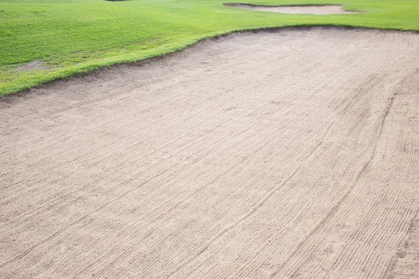 Bunker de arena y césped verde del campo de golf —  Fotos de Stock