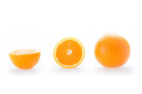 Oranje fruit geïsoleerd op witte achtergrond — Stockfoto