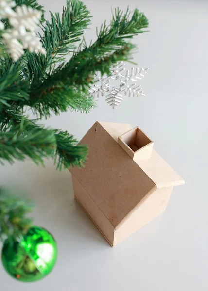 Kerstdecoratie met klein houten huis en boom — Stockfoto