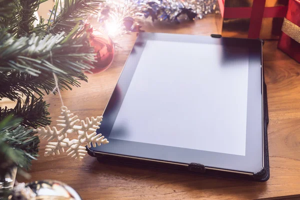 Noel dekorasyonu ile tablo ahşap üzerine siyah tablet — Stok fotoğraf