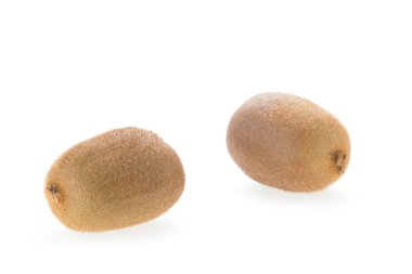 Beyaz arkaplanda yalıtılmış Kivi meyvesi