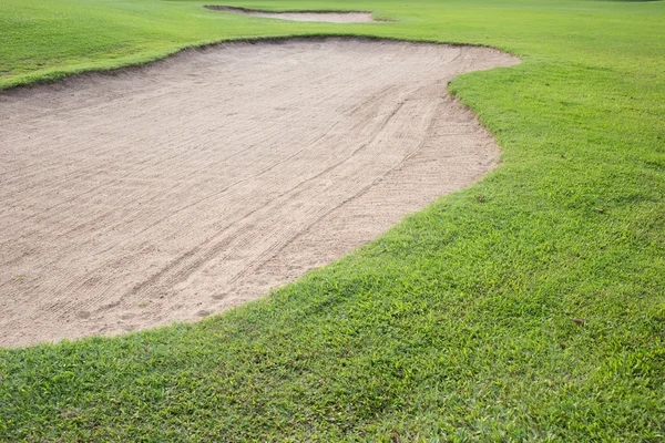 Bunker ve golf sahasının yeşil çim kum — Stok fotoğraf