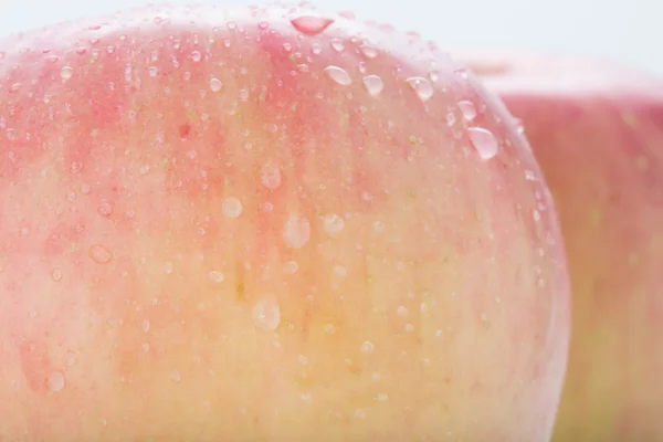 Apfel-Fuji-Frucht mit Wassertropfen — Stockfoto