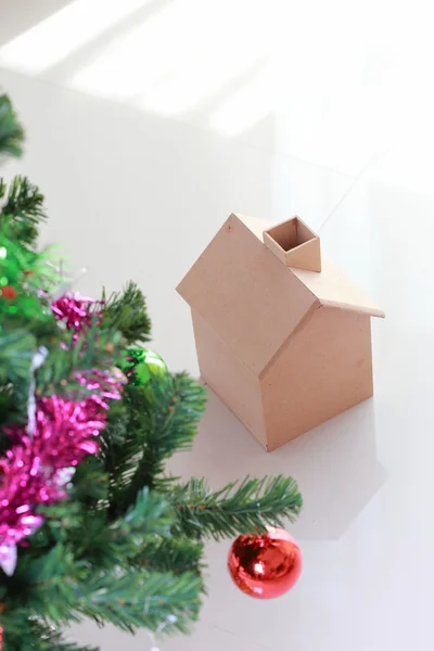 छोटे लकड़ी के घर और पेड़ के साथ क्रिसमस सजावट — स्टॉक फ़ोटो, इमेज