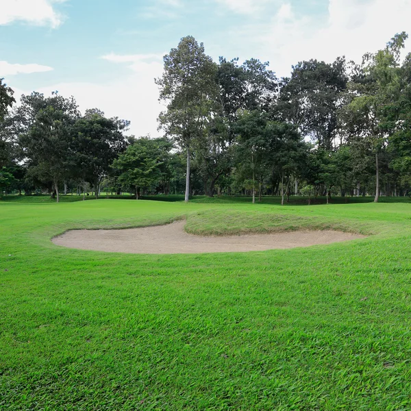 Campo de golf con búnker de arena y hierba verde —  Fotos de Stock