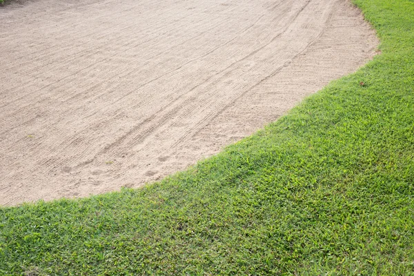 Bunker ve golf sahasının yeşil çim kum — Stok fotoğraf