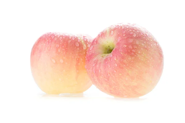 Fruta de manzana fuji con gotas de agua sobre fondo blanco — Foto de Stock