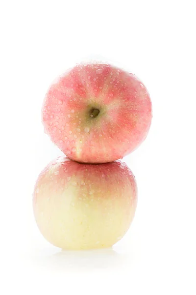 Fruits fuji pomme avec des gouttes d'eau sur fond blanc — Photo