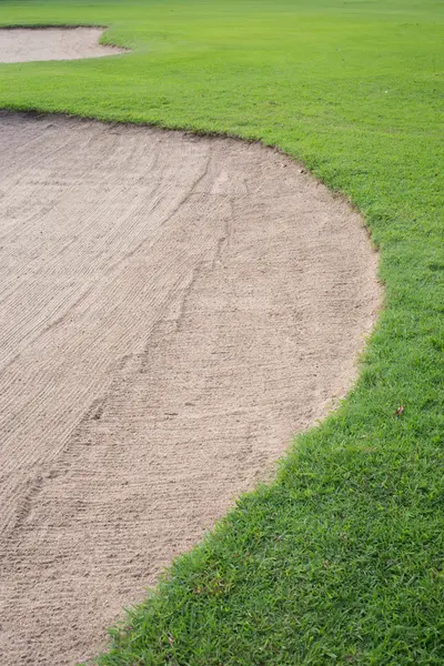 Sand bunker och grönt gräs på golfbana — Stockfoto