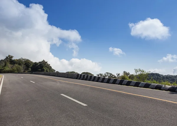 Asphalt roadway with cloud blue sky background — Stock Photo, Image