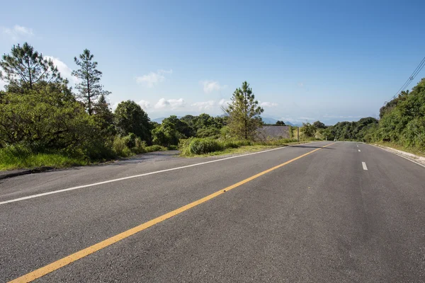 Asphalt roadway with cloud blue sky background — Stock Photo, Image