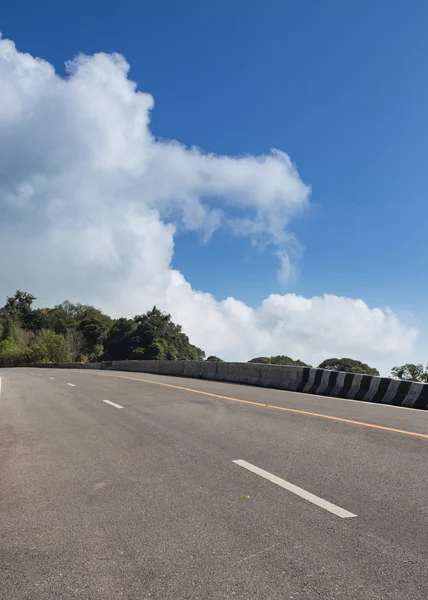 Strada asfaltata con nuvola sfondo cielo blu — Foto Stock