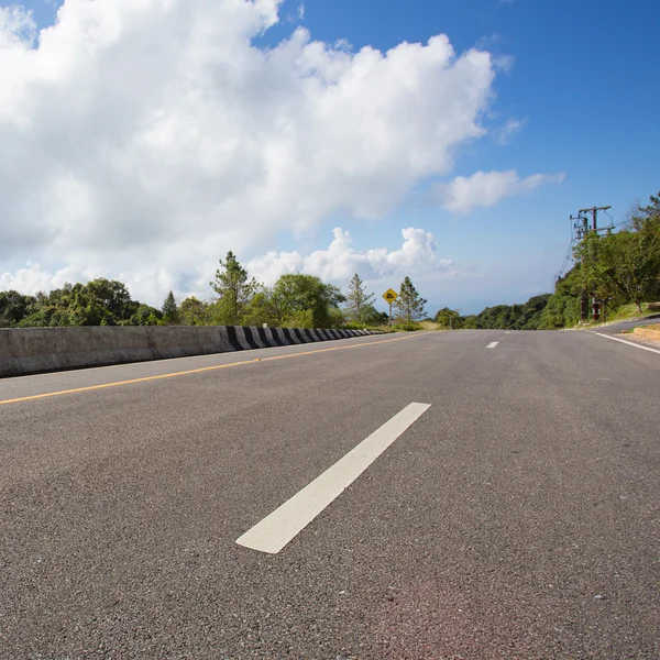 Strada asfaltata con nuvola sfondo cielo blu — Foto Stock