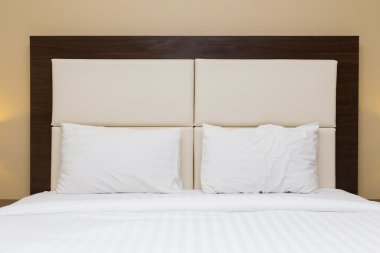 yatak başı deri ve ahşap yatak odası