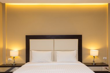 yatak ve lamba dekorasyon yatak odası