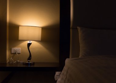 yatak ve lamba dekorasyon yatak odası