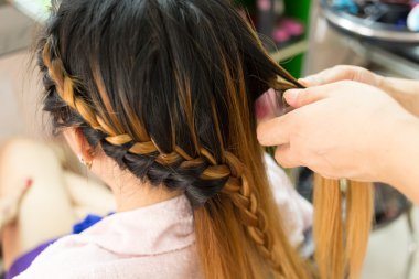 uzun örgü yaratıcı Kahverengi saç stili Salonu Güzellik içinde