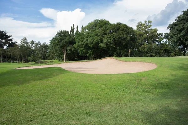 Campo de golfe com bunker de areia e grama verde — Fotografia de Stock