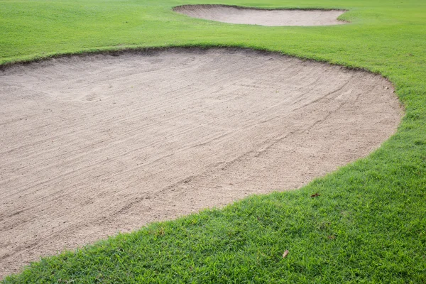 Bunker ve golf sahasının yeşil çim kum — Stok fotoğraf