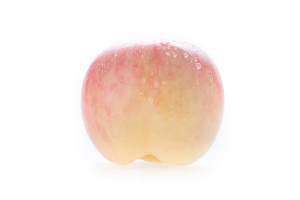 Fruto fuji de maçã com gotas de água no fundo branco — Fotografia de Stock