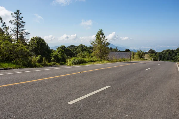 Route asphaltée avec nuage fond bleu ciel — Photo